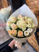 Букет цветов из:  Розы и Лизиантусы в Кодинске