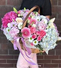 Композиция солнечный день в Кодинске Цветочная композиция из Розы, Хризантемы, Пионы и Лизиантусы в корзине в Кодинске