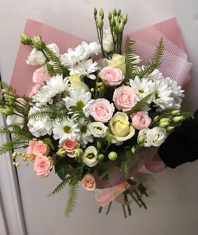 Букет цветов из: Хризантемы, Розы и Лизиантусы в Кодинске