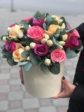 Цветочная композиция из Розы в шляпной коробке в Кодинске