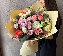 Букет цветов из:  Розы, Лизиантусы и Гвоздики в Кодинске