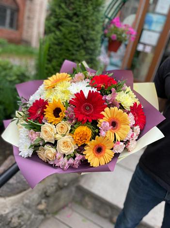 Букет цветов из: Герберы, Ромашки, Хризантемы, Розы и Подсолнухи в Кодинске
