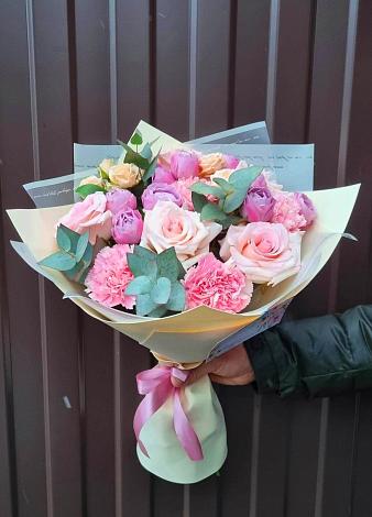 Букет цветов из: Розы и Гвоздики в Кодинске