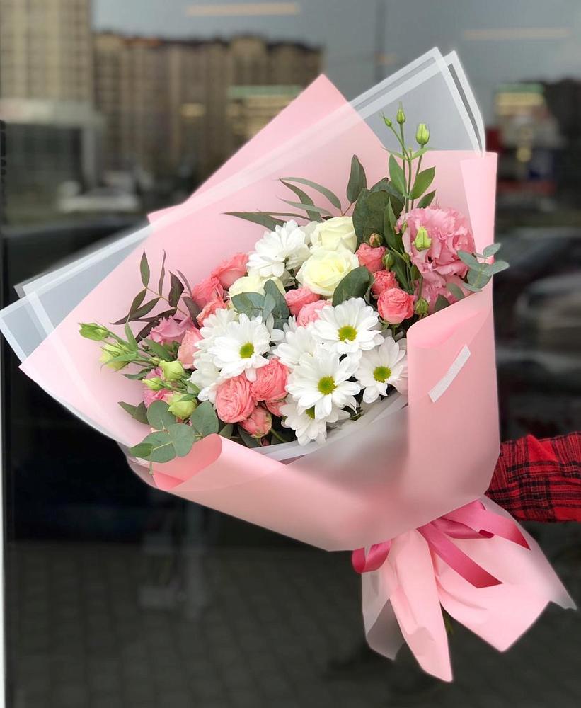 Букет нежный в Кодинске Букет цветов из: Розы, Лизиантусы и Хризантемы в Кодинске