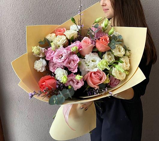 Букет цветов из: Розы, Лизиантусы и Гвоздики в Кодинске